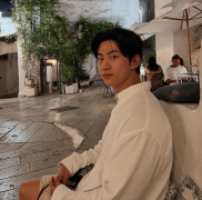 娘是他交往多年的圈外女友